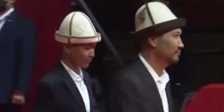 Пусан кинофестивалында кыргызстандыктар кызыл килемден калпак кийип өтүштү