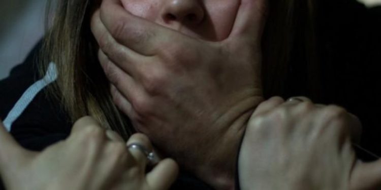 «Үйлөнөм деп зордуктап жүргөн». Жалал-Абадда төрөгөн 14 жаштагы кыздын иши тергөөгө кайтарылды