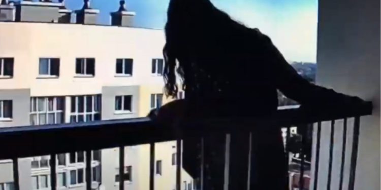 Жалал-Абадда аял өз өмүрүн кыюу үчүн көп кабаттуу үйдүн чатырына чыккан