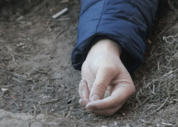 Өзгөндө эки мектептин окуучулары мушташып, 1 окуучу жардан кулап каза болду