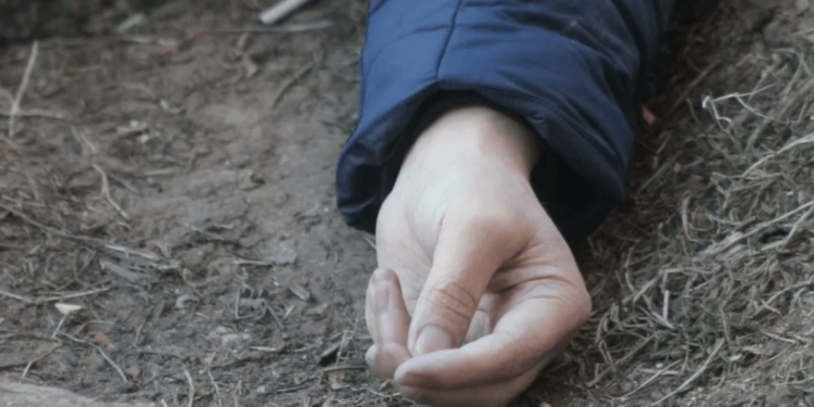 Өзгөндө эки мектептин окуучулары мушташып, 1 окуучу жардан кулап каза болду