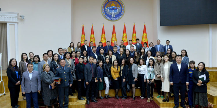 Басма сөз катчыларга журналисттердин маалыматына ыкчам чара көрүү тапшырмасы берилди