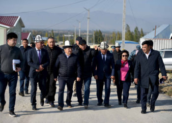 Жапаров Тажикстандын кол салуусунан талкаланган Максат айылына барды