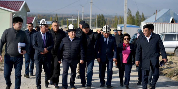 Жапаров Тажикстандын кол салуусунан талкаланган Максат айылына барды