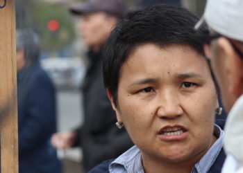 «Сыртың да, ичиң да кара, жаман кыз экенсиң». Рита Карасартова Кемпир-Абад боюнча жыйын кандай өткөнүн айтып берди