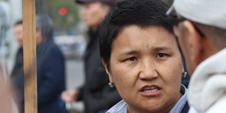 «Сыртың да, ичиң да кара, жаман кыз экенсиң». Рита Карасартова Кемпир-Абад боюнча жыйын кандай өткөнүн айтып берди