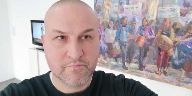 Фейсбукта Акын Демократ деп таанылган Марат Баязов милицияда сурак берип жатат