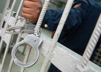 Саясатчылар менен активисттердин массалык түрдө кармалышы. Аларды колдоо үчүн акча чогултула баштады