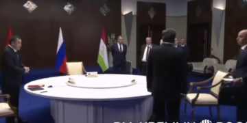 Садыр Жапаров менен Эмомали Рахмон кол алышып учурашкан жок