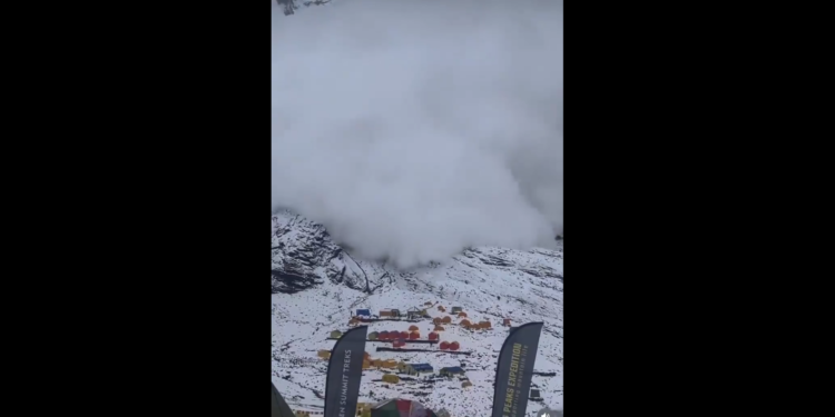 Кудай чоң сактады! Манаслу чокусунда кар көчкү түшүп, кыргыз альпинисттери аман калышты