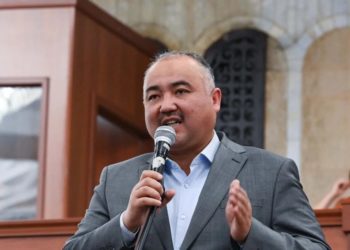 Исмаил Исаков спикер Нурланбек Шакиев боюнча: “Президент кадр саясатындагы кемчиликтерин оңдоп жатат”