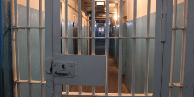 «Нөөмөттөгү кызматкер үлгүрбөй калган». Таластагы убактылуу кармоочу жайда 28 жаштагы жигит өмүрүн кыйды