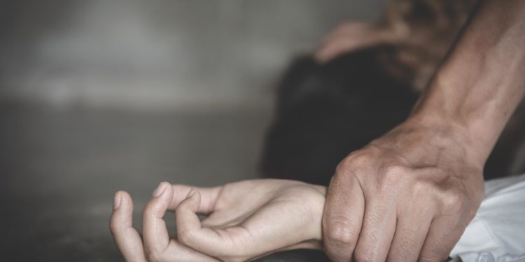 Бишкекте кыз чала таанышы тарабынан зордукталганын айтты