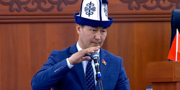 Депутат Атазов иштеген жарандарга айлыгынан 200 сомду аскердик техника сатып алууга которууну сунуштады