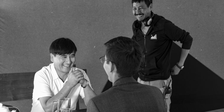 «Адамдар бири-бирине ишенбей калышты». Режиссёр Тынчтык Абылкасымов психологиялык драма тартууда (фото)