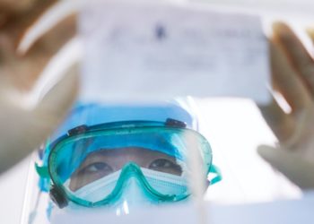 Кытайда коронавирусту адамдын бетинен аныктоочу бет кап жасашты