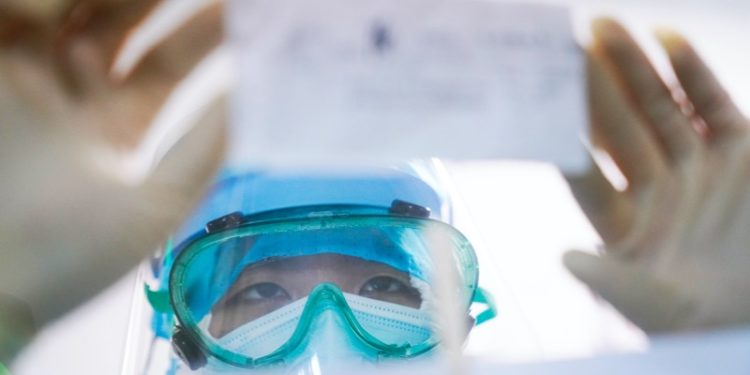 Кытайда коронавирусту адамдын бетинен аныктоочу бет кап жасашты