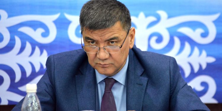 Депутат Искендер Матраимов жыйында «аутентичной» деген сөздү араң айтты (видео)