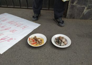 «Таш менен аш алып барып». Орусия элчилигинин алдына митингге чыккандарды милиция кармап кетти