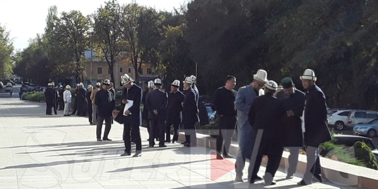 Жогорку Кеңештин алдында Кемпир-Абад маселесине байланыштуу жарандар чогулуп жатышат (сүрөт)