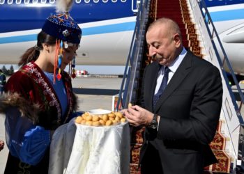 Азербайжандын президенти Бишкекке келди. Аны үкү топу кийген кыздар менен Садыр Жапаров тосуп алды