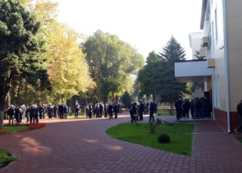 Өкмөт үйүндө Кемпир-Абад маселеси боюнча жыйын өткөнү жатат