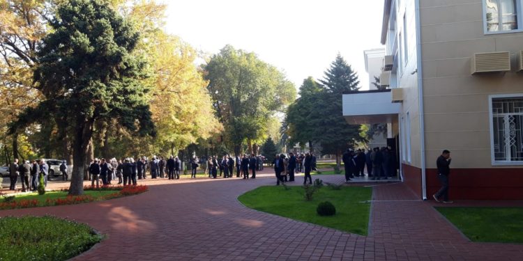 Өкмөт үйүндө Кемпир-Абад маселеси боюнча жыйын өткөнү жатат