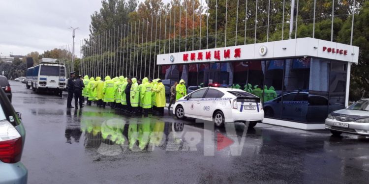 «Эки автобус милиция келди». Бишкекте «Саясий туткундарды бошоткула» деген митинг өтөрү айтылды