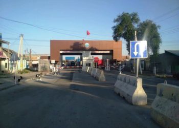 «Комада жатат». Куралга этиятсыз мамиле кылуунун кесепетинен чек арачы башынан жаракат алды