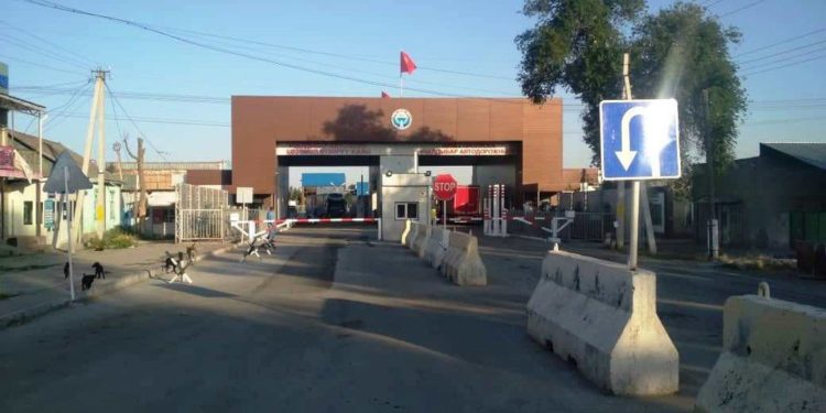 «Комада жатат». Куралга этиятсыз мамиле кылуунун кесепетинен чек арачы башынан жаракат алды