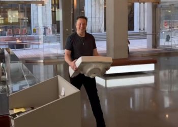 Илон Маск Twitter’ди сатып алып, раковина көтөрүп штабга барды (видео)