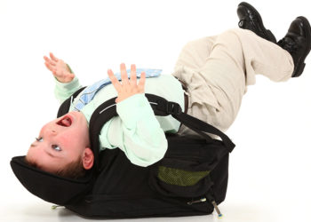 Казакстанда окуучуларды оор баштыктан арылтканы жатышат