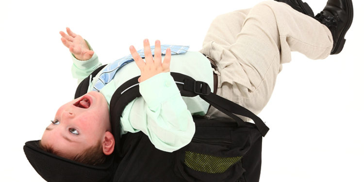 Казакстанда окуучуларды оор баштыктан арылтканы жатышат