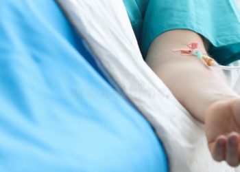 Токмоктогу мал базарда акчасын уурдаткан карыя рак илдетине чалдыккан балага жардам берет