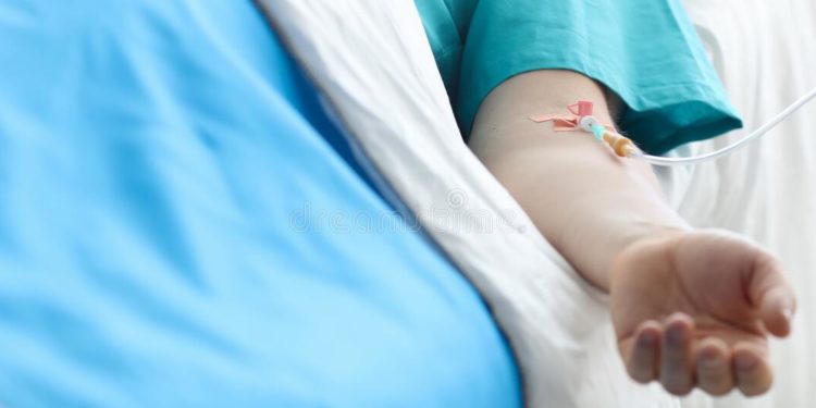 Токмоктогу мал базарда акчасын уурдаткан карыя рак илдетине чалдыккан балага жардам берет