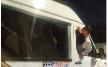 Бишкекте маршрутканын терезесинен жарымына чейин чыгып калган жарандын сүрөтү тарады