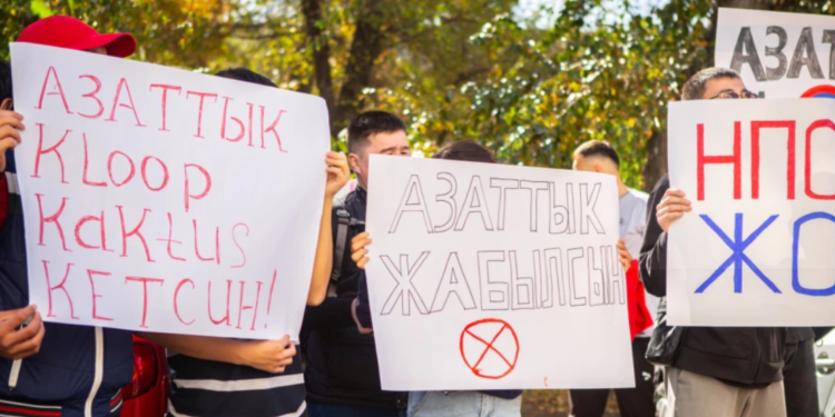 “Азаттык” кеңсесинин алдындагы митинг боюнча милицияга арыз менен кайрылат