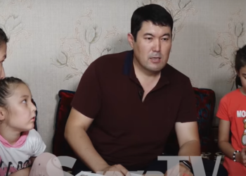 Төкмө акын Идрис Айитбаев үч кыздан кийин уулдуу болду