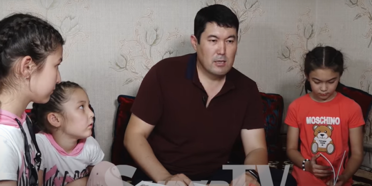 Төкмө акын Идрис Айитбаев үч кыздан кийин уулдуу болду