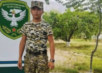 Депутат: «Чек арада каза болгон жоокердин үй-бүлөсү 2 күндөн бери жатакана таппай жүрөт»