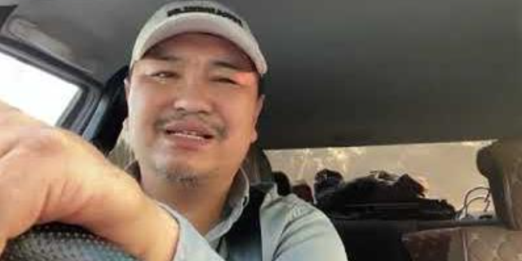 Ошто Кемпир-Абад боюнча билдирүү жасаган Асамидин Мухиддинов сурак берип жатат