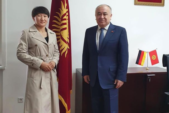 Германияга медициналык текшерилүүгө барган Айсулуу Тыныбекова Текебаев менен жолукту