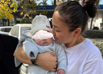 Мээрим Жуманазарова кызын көрбөй чек арада каза болгон прапорщиктин кызы менен жолукту (сүрөт)