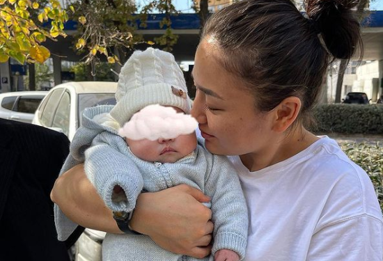 Мээрим Жуманазарова кызын көрбөй чек арада каза болгон прапорщиктин кызы менен жолукту (сүрөт)