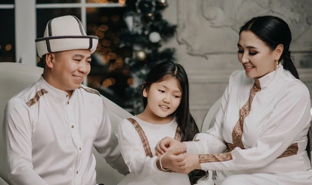 Арнис Кыдырмышев менен Альбина Имашова ак өргөөлүү болушту (видео)