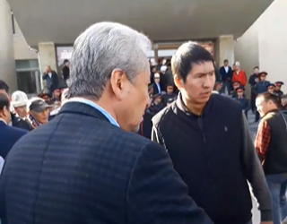 Өзгөндөгү Кемпир-Абад боюнча жыйынга Адахан Мадумаров да барды (видео)