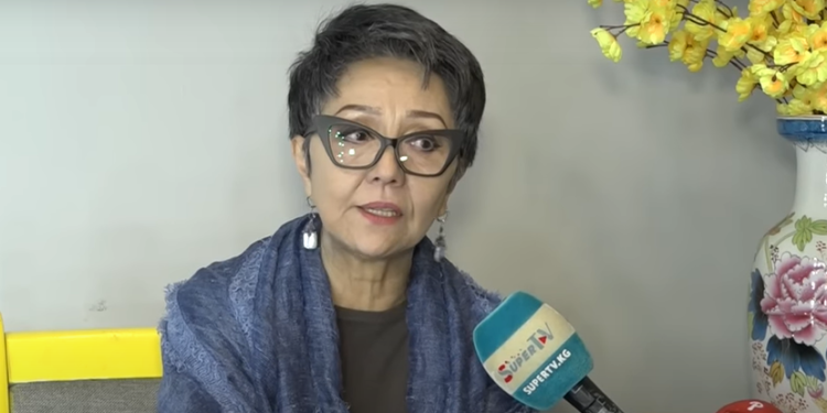 «Бир аз сыркоолоп жүрөм». Шайыр Касымалиева эмне үчүн сахна менен коштошконун айтты (видео)