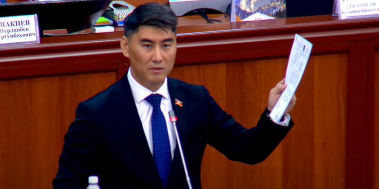 «Бүгүнкү кошоматчылар — бул эртеңки саткындар». Айдарбеков комитет төрагалыгынан кетүүгө даярдыгын билдирди