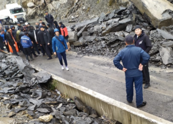 Бишкек-Ош унаа жолуна таш түштү. Жол бир тараптуу ачык