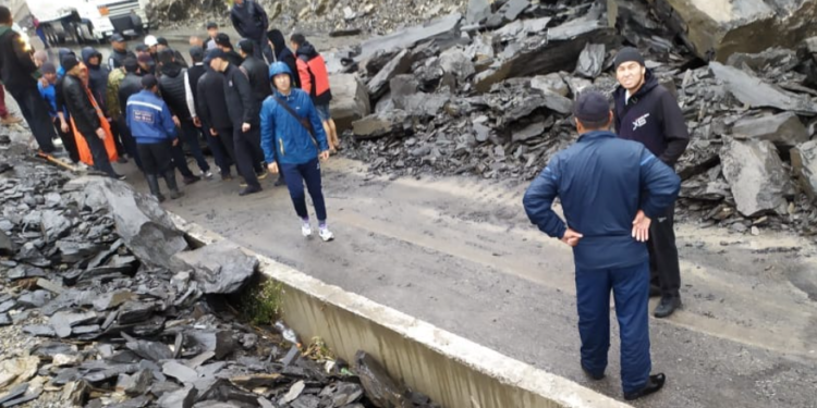 Бишкек-Ош унаа жолуна таш түштү. Жол бир тараптуу ачык